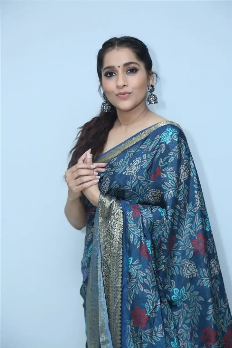 TELUGU ACTRESS RASHMI GAUTAM IN SAREE PICS AT BOMMA BLOCKBUSTER MOVIE TRAILER LAUNCH 1